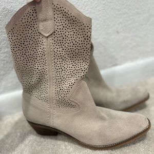 BCBG Cream leather/suede size 9 boots